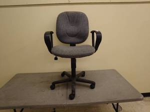 lot 46 image: Adjustable Office Chair with Armrests