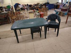 lot 58 image: Green Plastic Outdoor Furniture Set - Table, 4 Chairs, and 2 Stools