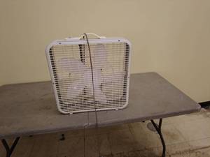 lot 129 image: White Box Fan with 5-Blade Design
