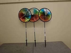 lot 192 image: Set of 3 Colorful Garden Wind Spinners
