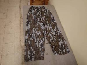lot 255 image: Mens Camouflage Pants