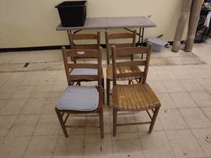 lot 260 image: Lot of 4 Vintage Wooden Chairs with Cushions