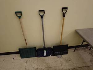 lot 289 image: Lot of 3 Snow Shovels - Various Sizes and Colors