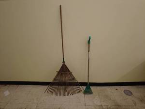 lot 292 image: Lot of 2 Garden Rakes - Bamboo and Metal