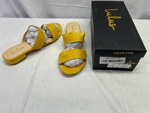 lot 44 image: RR. Lulus-Size 8.5 Devin-Mustard