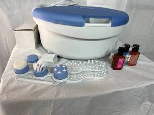 lot 9 image: HoMedics UltraSpa Luxury Foot Bubbler with Infrared Heat - Includes 3 Custom Attachments and Manual - Good Working Condition
