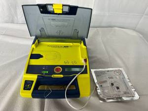 lot 32 image: MSRP $1600 Cardiac Science G3 9390A-501 PowerHEART AED Emergency Defibrillator WBattery & 124 Pads- Great Working Condition
