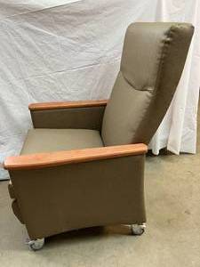 lot 87 image: Healthcare Clinical Care Patient Mobile Treatment Recliner Chair with Foot Rest - Good Condition