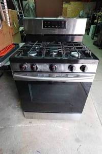 lot 108 image: Samsung NX58K3310SS 5.8 Cu Ft Freestanding Gas Range in Black Stainless Steel