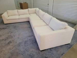 lot 10 image: Restoration Hardware Winter White 6 Cushion Sectional