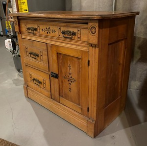 lot 9 image: Vintage Commode