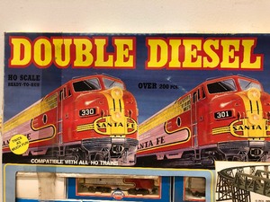 lot 26 image: Complete Vintage MODEL POWER HO Scale Train Set - Santa Fe - Twin Lited Diesels