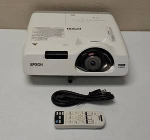 lot 4 image: Epson - HDMI  EMP525W Powerlite 525W LCD Projector