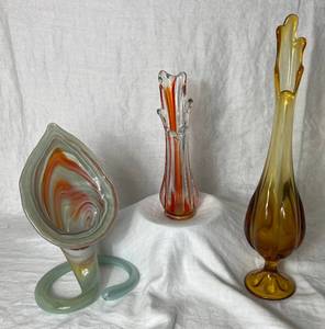 lot 24 image: Vintage Art Glass Vases - Large Jack in the Pulpit, Stretched Vase and Swung Vase