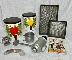 lot 22 image: Vintage Kitchen Collection