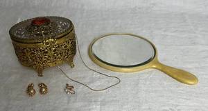lot 47 image: Vintage Vanity Set