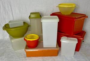 lot 74 image: Vintage Tupperware Bundle - 11 pieces with covers