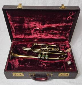 lot 23 image: Vintage Olds Special Cornet with case