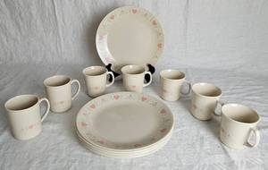 lot 39 image: Assorted Pieces of Vintage Corelle Forever Yours Pattern Dishes