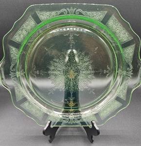 lot 51 image: Hazel Atlas Uranium Glass Platter