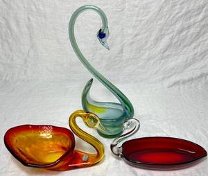 lot 33 image: Three Mid Century  Blown Glass Swans