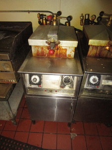 lot 10 image: Henny Penny Pressure Fryer