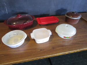 lot 108 image: Glassware & Stoneware Cooking Pans