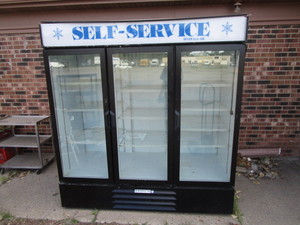 lot 4 image: Beverage Air Cooler 75x32x79