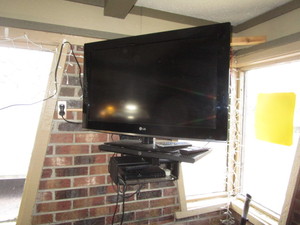 lot 157 image: 32 LG TV & DVD Player wWall Mount