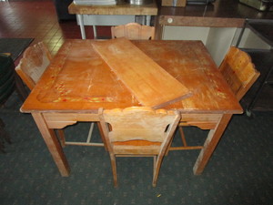 lot 164 image: Vintage Dining Room Table & Chairs
