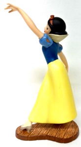 lot 117 image: WDCC Disney Classics SNOW WHITE AND THE SEVEN DWARFS SNOW WHITE The Fairest One of All Collectable Figurine with COA & Box