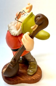 lot 118 image: WDCC Disney Classics SNOW WHITE AND THE SEVEN DWARFS DOC Cheerful Leader Collectable Figurine with COA & Box