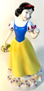 lot 134 image: WALT DISNEY SHOWCASE Collection by ROYAL DOULTON DISNEY PRINCESSES SNOW WHITE Figure DP5