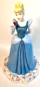 lot 135 image: WALT DISNEY SHOWCASE Collection by ROYAL DOULTON DISNEY PRINCESSES CINDERELLA Figure DP1