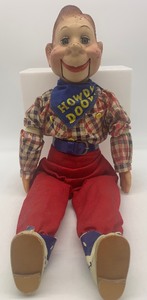 lot 48 image: VENTRILOQUIST Vintage  Dummy Doll - Howdy Doody