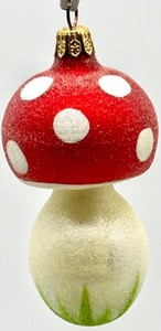 lot 318 image: MARTHA STEWART COLLECTION Mushroom Ornaments