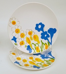 lot 332 image: Mid Century VERA MIKASA Floral Plate and Napkin Set with Green Glass Optic Vase