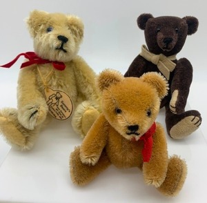 lot 254 image: 3 Small Artisan Mohair Bears including HERMANN, Joan Sampson and Debora Bistodeau