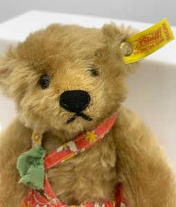 lot 255 image: Vintage STEIFF Bear
