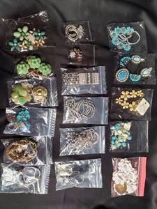 lot 270 image: Lot of Assorted Fashion Jewelry - Necklaces, Bracelets, Earrings