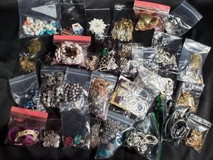 lot 280 image: Mixed Lot of Womens Shoes and Costume Jewelry