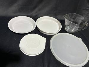 lot 507 image: Set of Glass Measuring Cup and Ceramic Baking Dishes