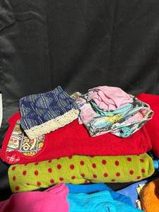 lot 508 image: Lot of Mixed Clothing and Fabric Items