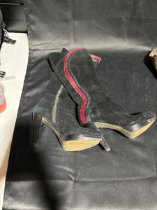 lot 516 image: Lot of 6 Womens Fashion Boots - Various Colors and Styles
