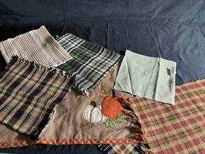lot 534 image: Assorted Decorative Pillows and Table Runners Lot