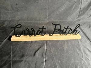 lot 536 image: Assorted Decorative Wooden and Canvas Signs Lot