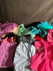 lot 547 image: Lot of Assorted Womens Clothing