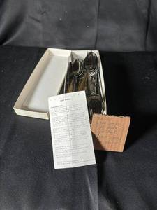 lot 552 image: Gold Accent Silverware Set - 28 Pieces