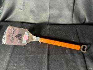 lot 553 image: Assorted Kitchen Utensil Lot - Spatulas and Knives