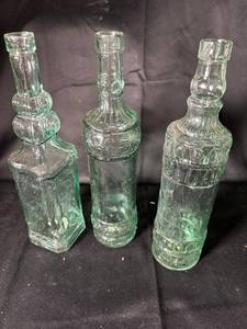 lot 555 image: Cooks Club 3-Piece Glass Bottle Set